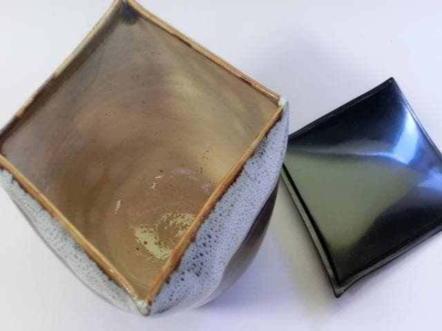 水指■阿漕窯 阿漕焼 菱形 漆器の蓋 飴釉 白雪釉 茶道具 骨董 茶器 古美術■