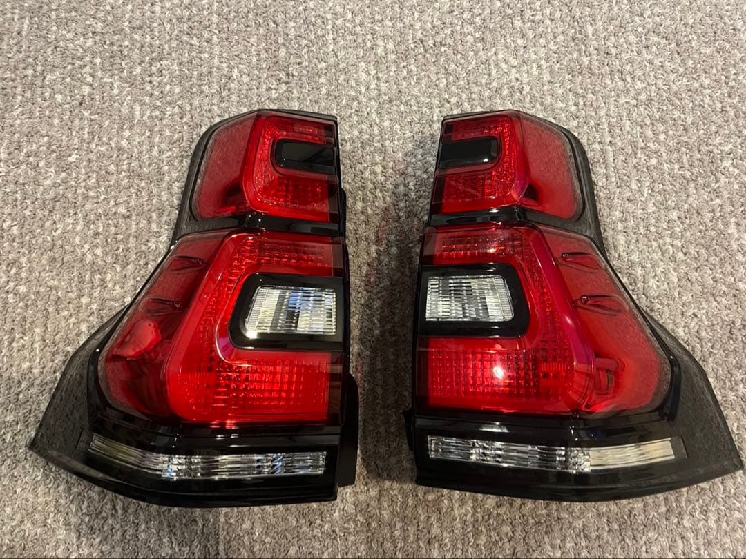 ランドクルーザープラド 150後期　純正　左右テールランプ