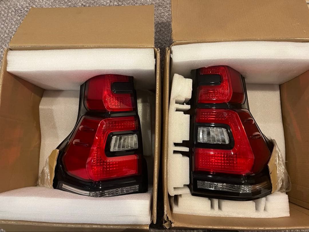 ランドクルーザープラド 150後期　純正　左右テールランプ