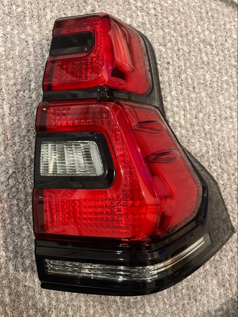 ランドクルーザープラド 150後期　純正　左右テールランプ