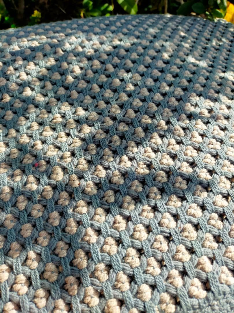 ダブルデイ阪急　インド産　ラグマット　グレーとベージュのポンポン模様