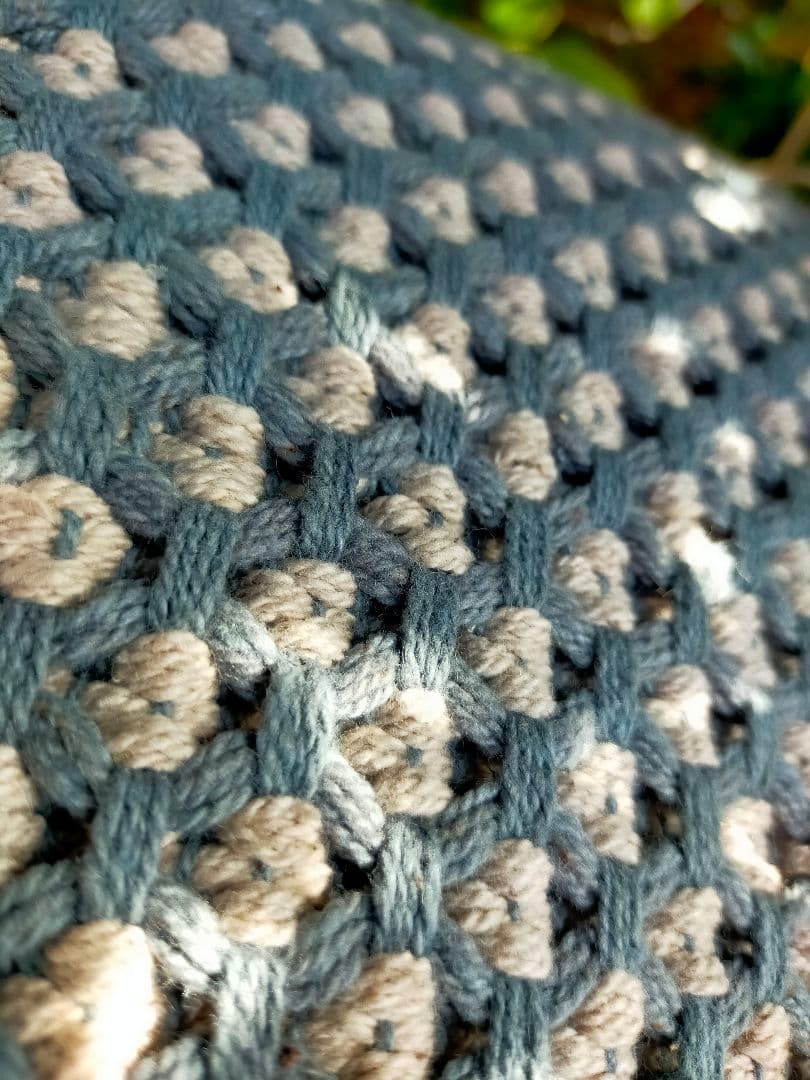 ダブルデイ阪急　インド産　ラグマット　グレーとベージュのポンポン模様