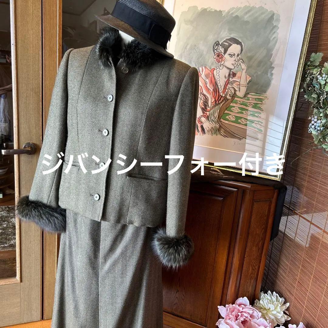 私の愛するジバンシーフォー付きグリーンスーツ