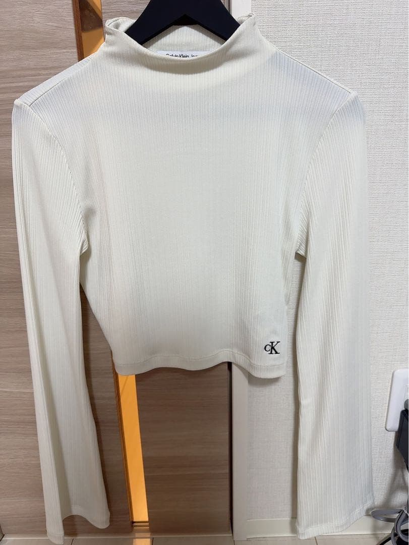 カルバンクライン　ショート丈　クロップド丈　ホワイト　ハイネック