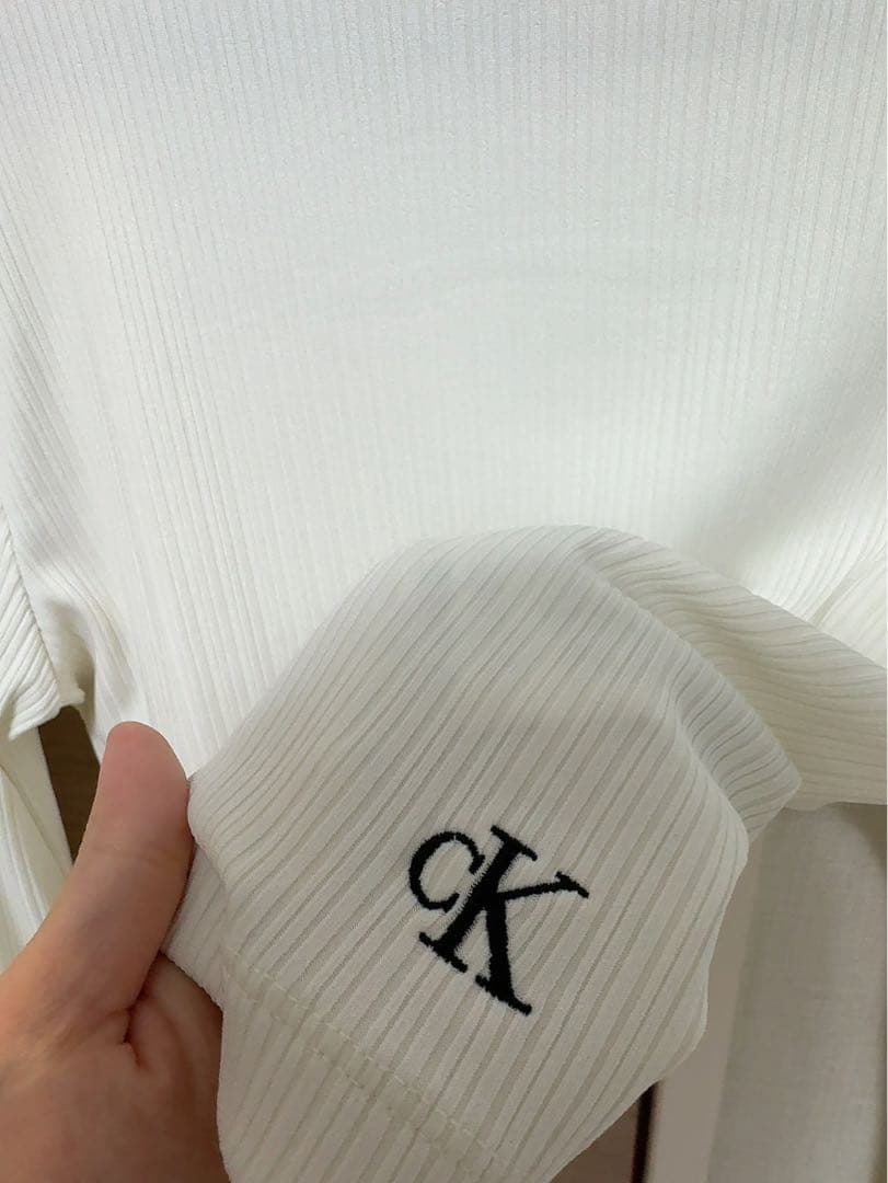 カルバンクライン　ショート丈　クロップド丈　ホワイト　ハイネック