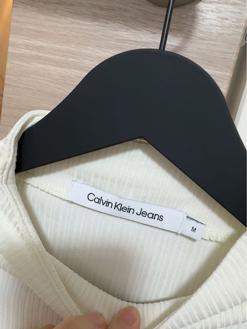 カルバンクライン　ショート丈　クロップド丈　ホワイト　ハイネック