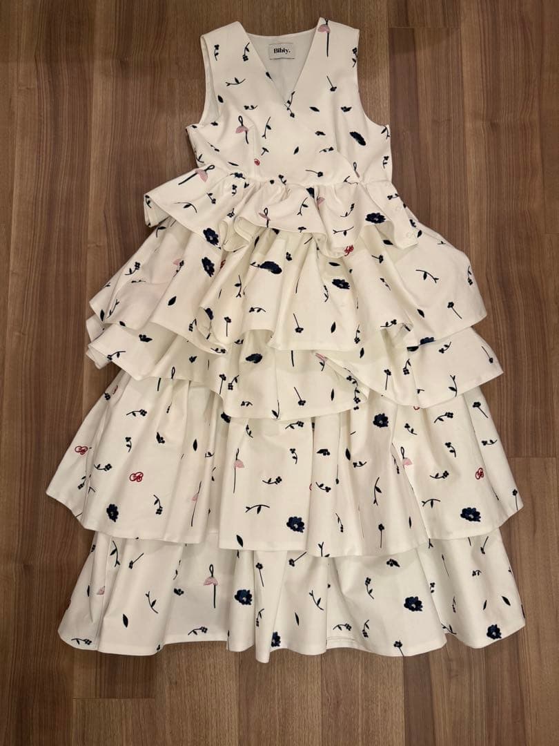 bibiy ロングワンピース　花刺繍入り