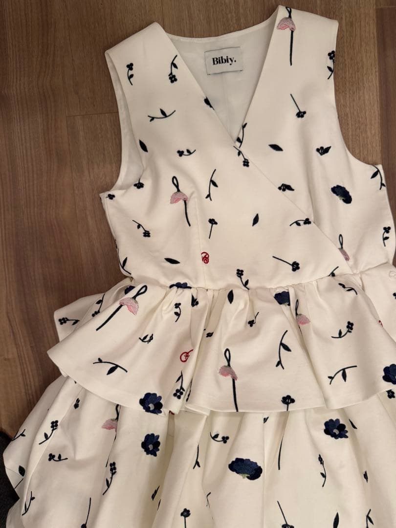 bibiy ロングワンピース　花刺繍入り