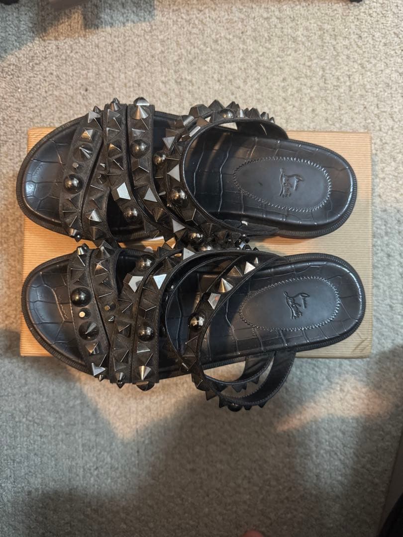 Christian Louboutin スタッズ付きサンダル