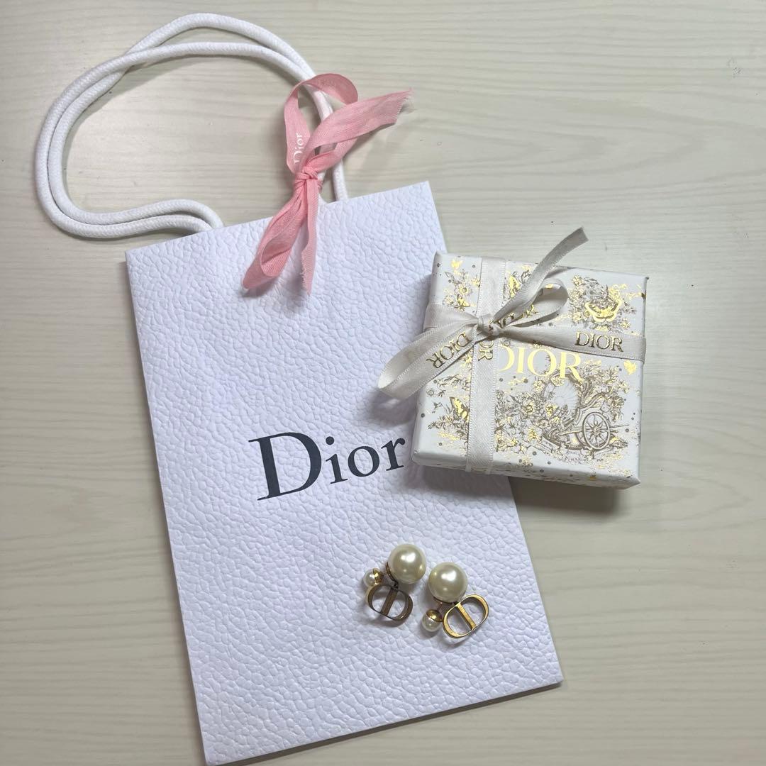 Dior（ディオール）両耳用ピアス