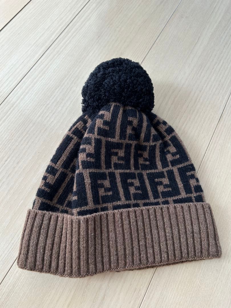 FENDI ロゴ入りニット帽 ポンポン付き