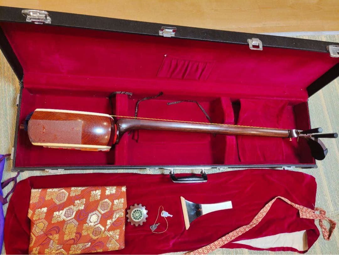 三味線　和楽器　ハードケース付　バチ　紅木紫檀製　現状品　年代物　楽器