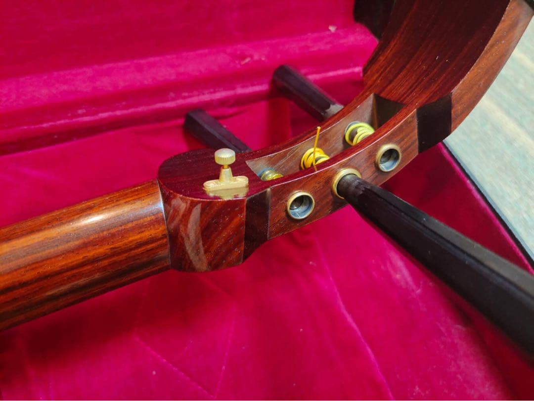 三味線　和楽器　ハードケース付　バチ　紅木紫檀製　現状品　年代物　楽器