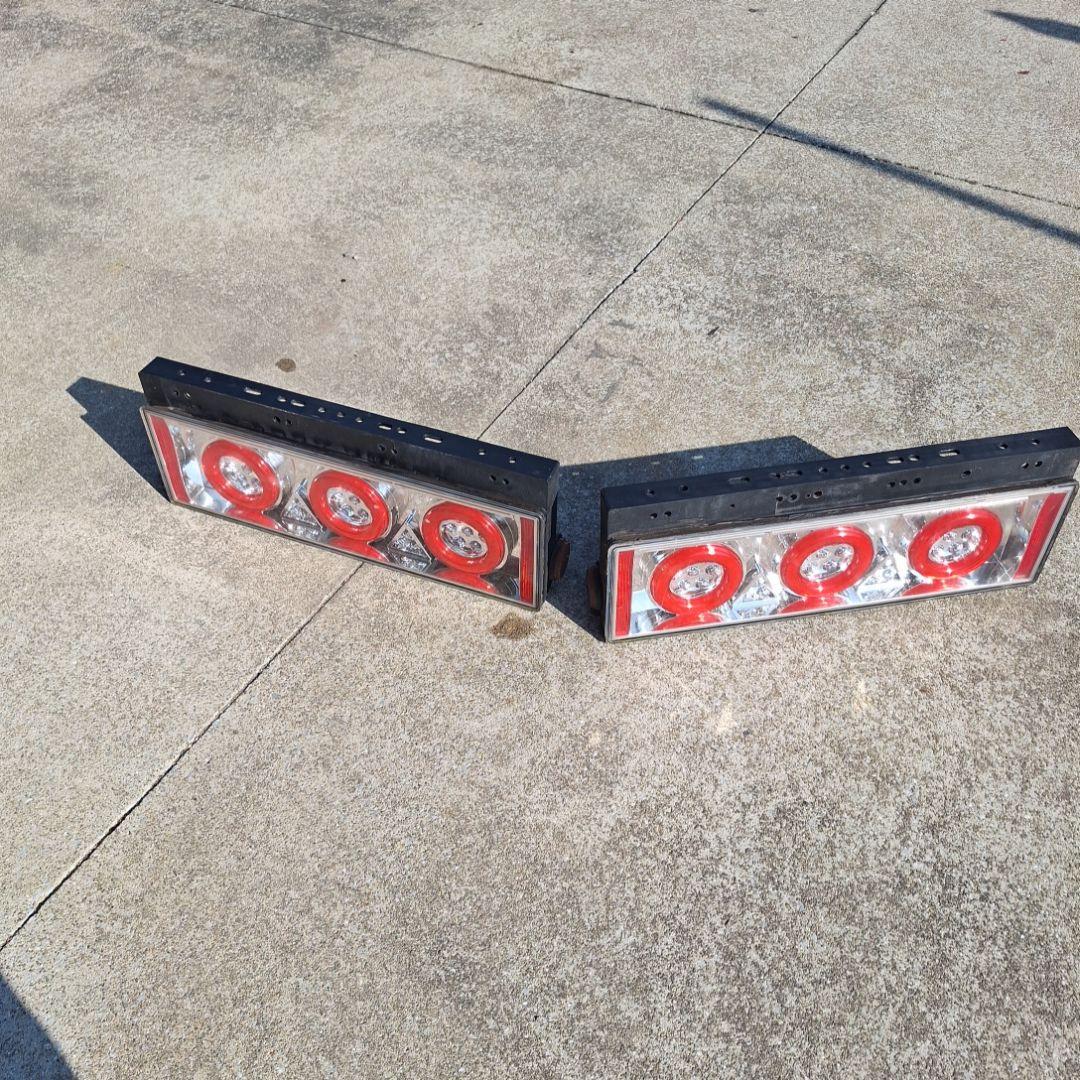 LEDテールランプ24v　　 クリア/レッド 左右セット