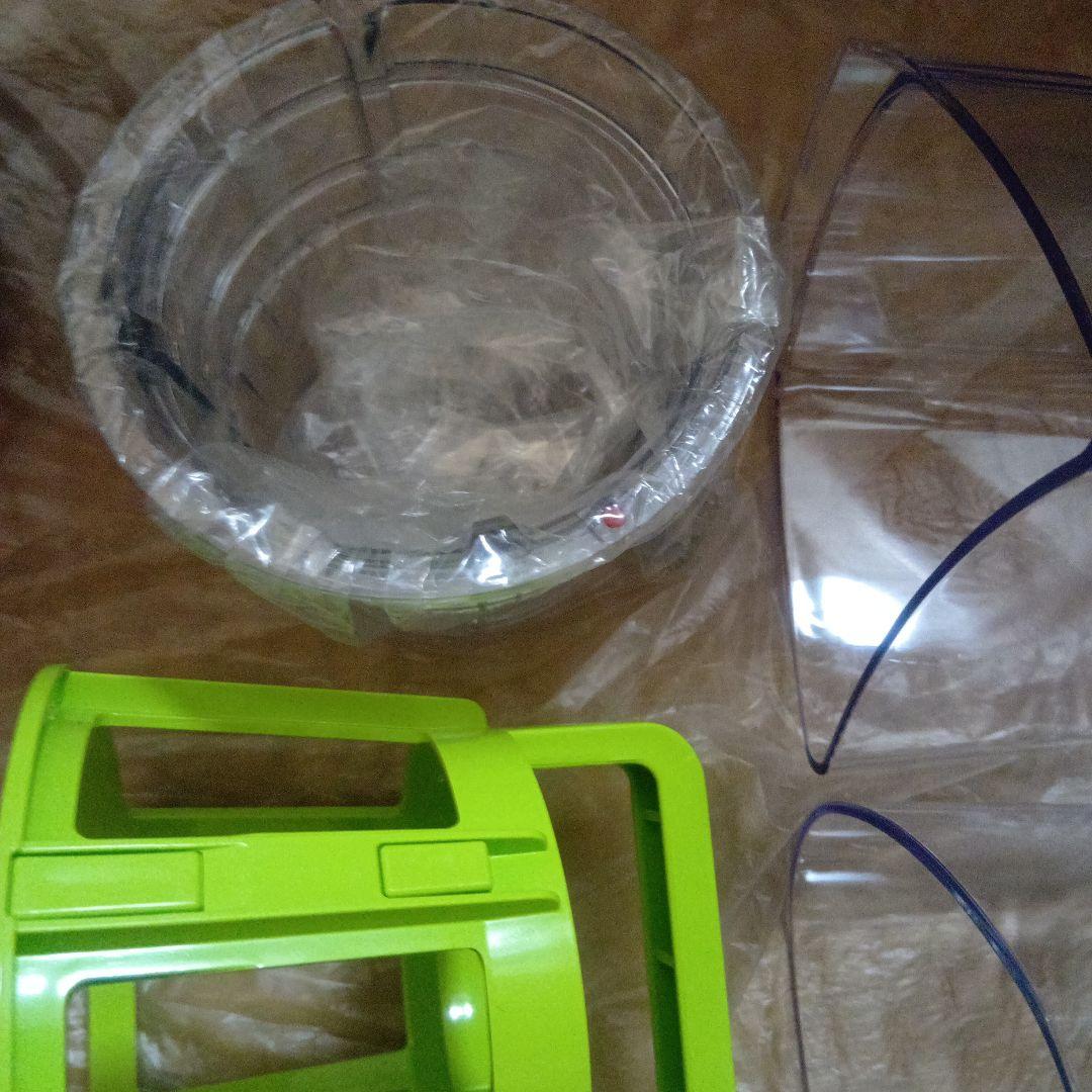 クビンス 赤い縦型ジューサー　フローズンデザートストレーナー付き