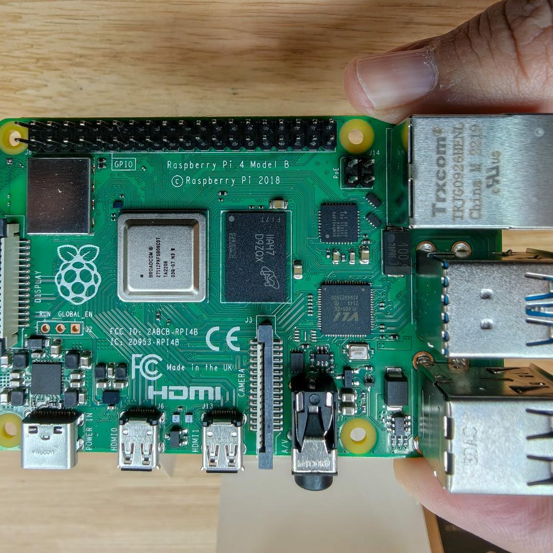 Raspberry Pi 4 Model B 本体