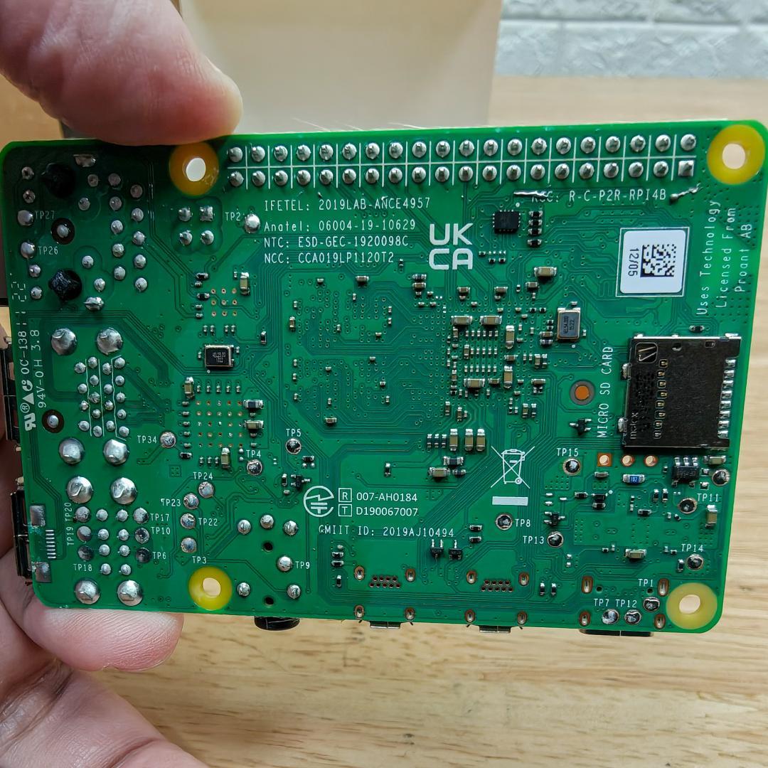 Raspberry Pi 4 Model B 本体