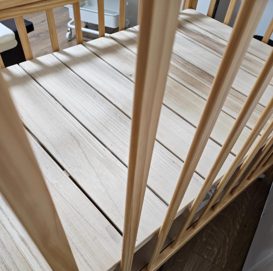 にこ　 カトージ ベビーベッド ハイポジション +マット + 敷きパッド