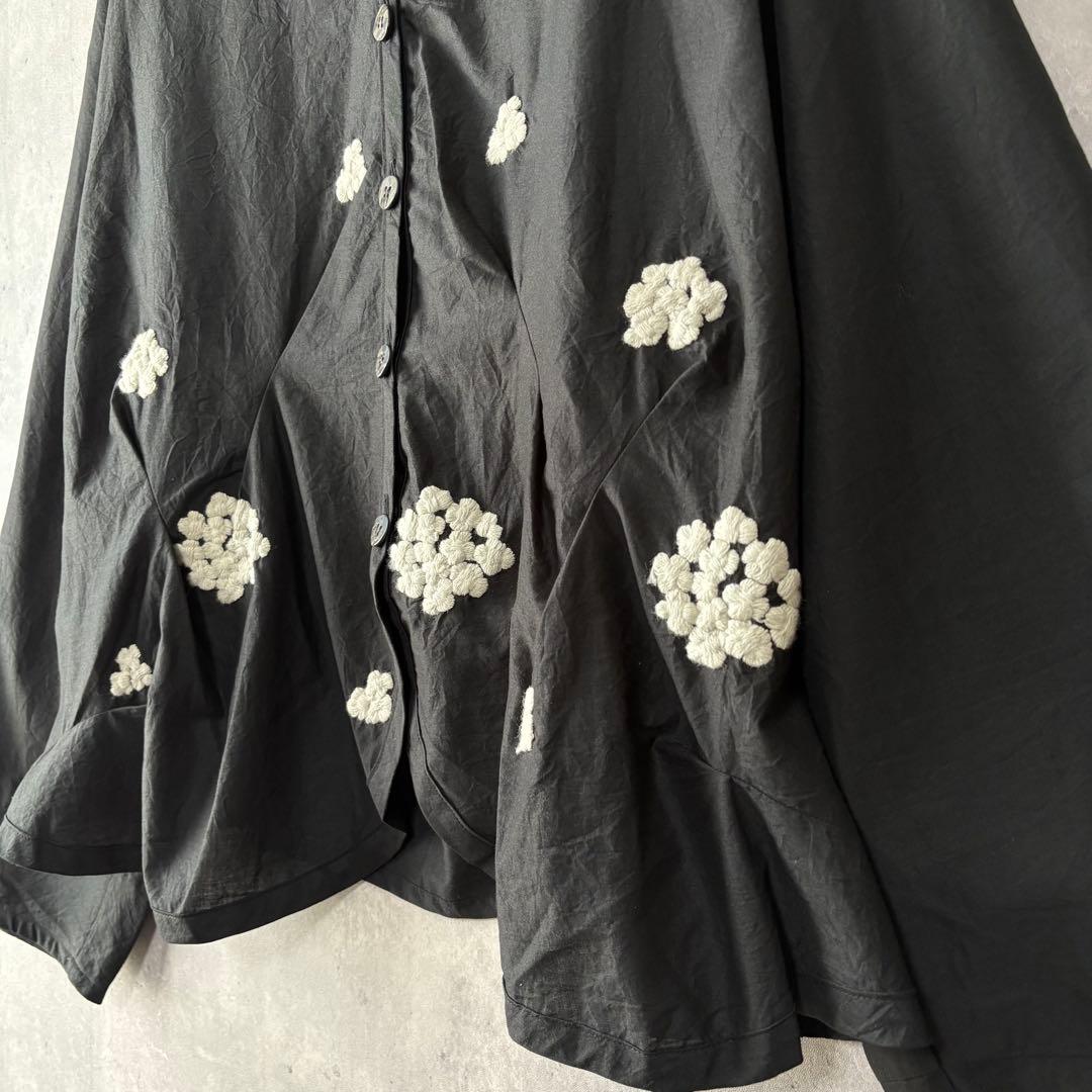 慈雨 ジウ 刺繍デザインカラーブラウス 変形ヘムライン 黒 40 センソユニコ