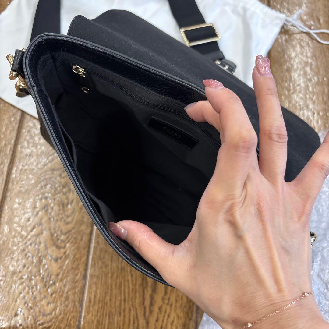 フルラ　ショルダーバッグ　クロスボディウラニア　斜めがけ　シボ革　黒