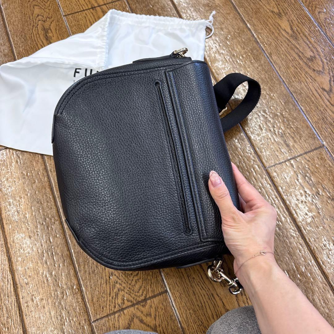 フルラ　ショルダーバッグ　クロスボディウラニア　斜めがけ　シボ革　黒