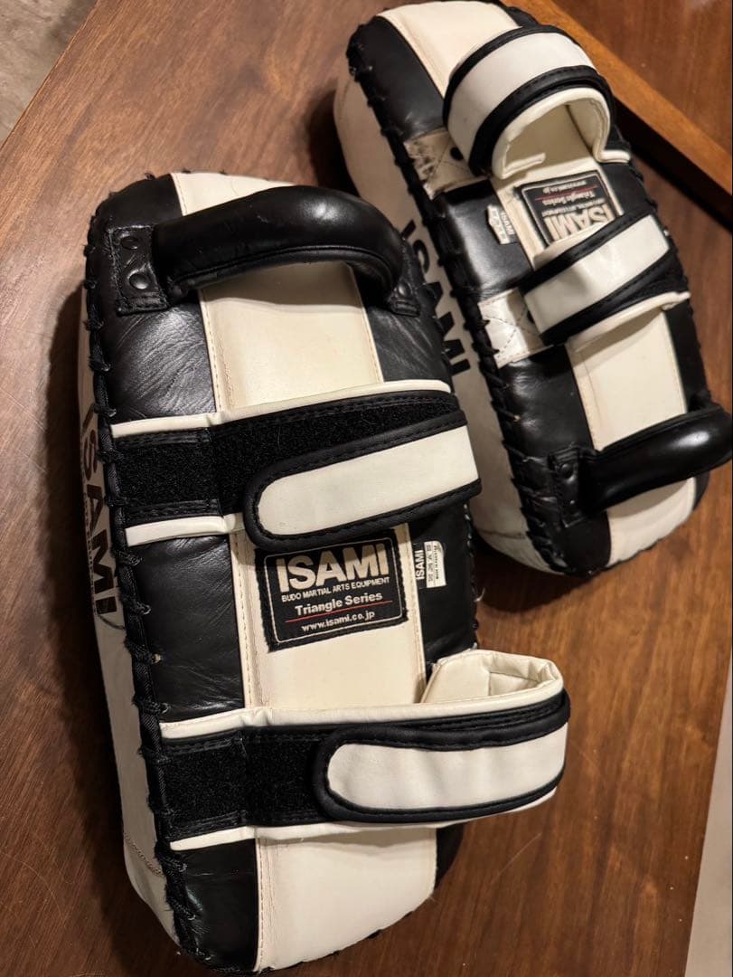 ISAMI キックミット ブラック/ホワイト