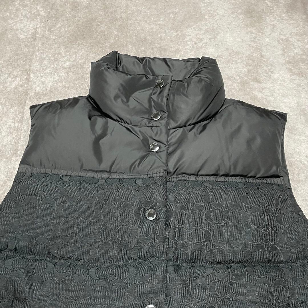 未使用品　コーチ　COACH （S） ダウンベスト　シグネチャー柄　黒