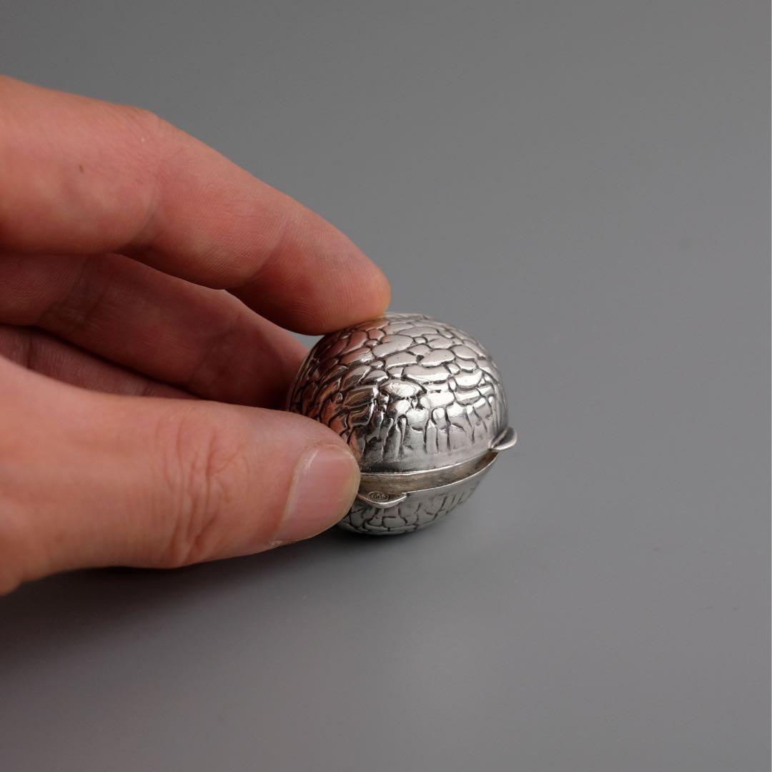 1950年代のヨーロッパ製、クルミ型のヴィンテージ純銀小物入れ