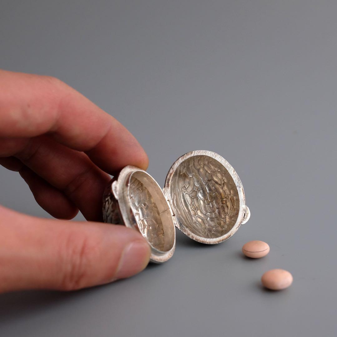 1950年代のヨーロッパ製、クルミ型のヴィンテージ純銀小物入れ