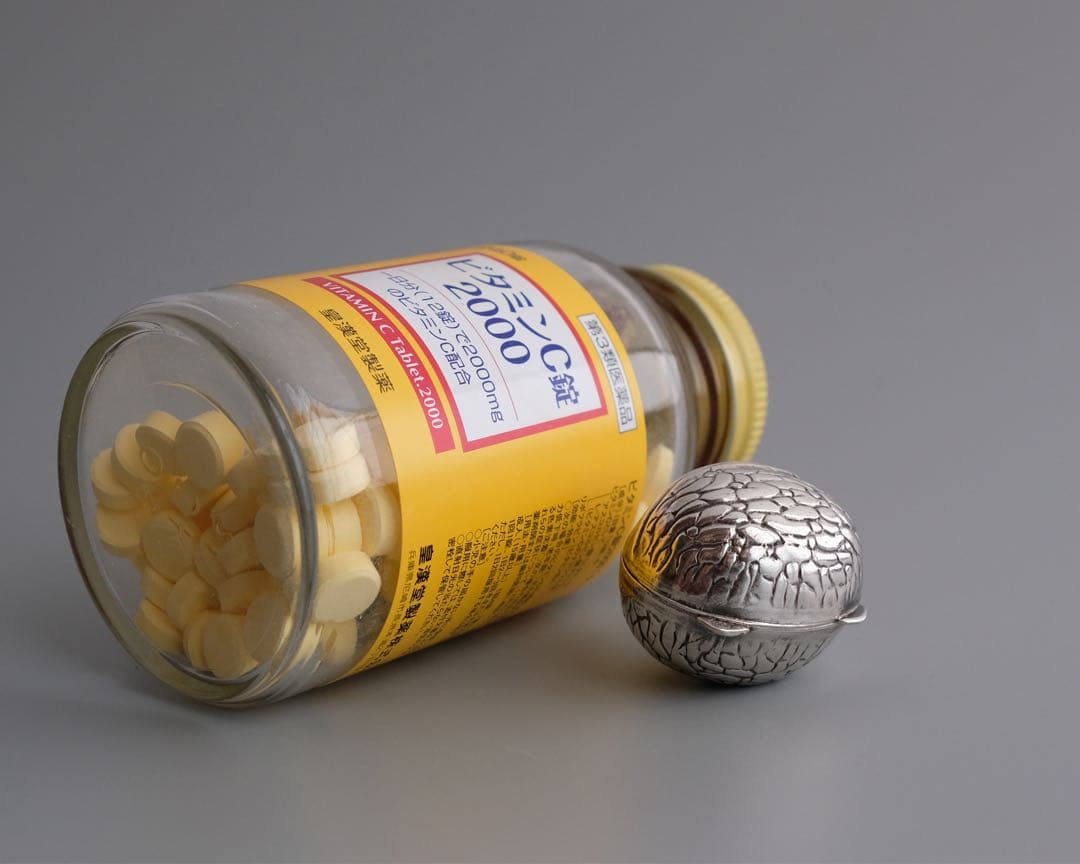 1950年代のヨーロッパ製、クルミ型のヴィンテージ純銀小物入れ