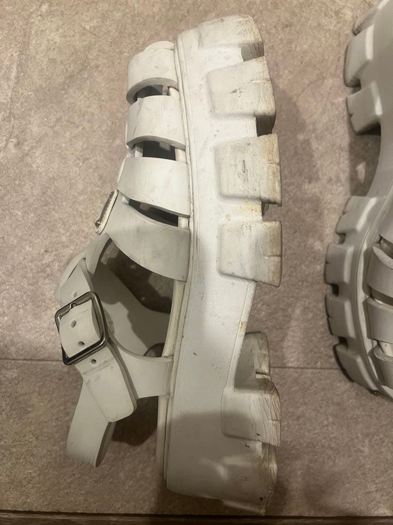 PRADA ホワイト モノリスラバーサンダル