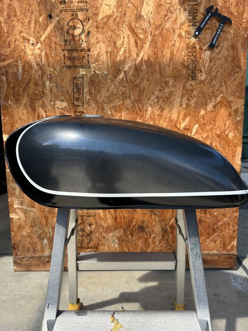 SUZUKI ブラックタンクとサイドパネルセット