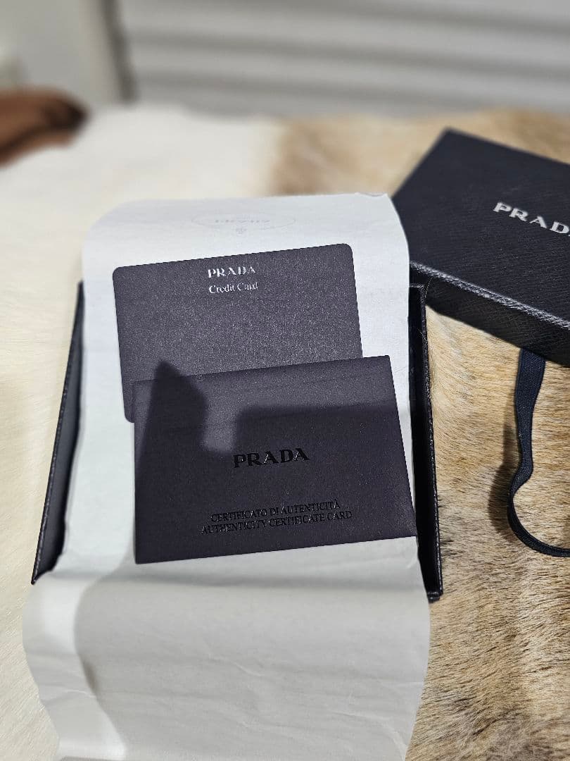 PRADA ベージュ レザー 名刺入れ