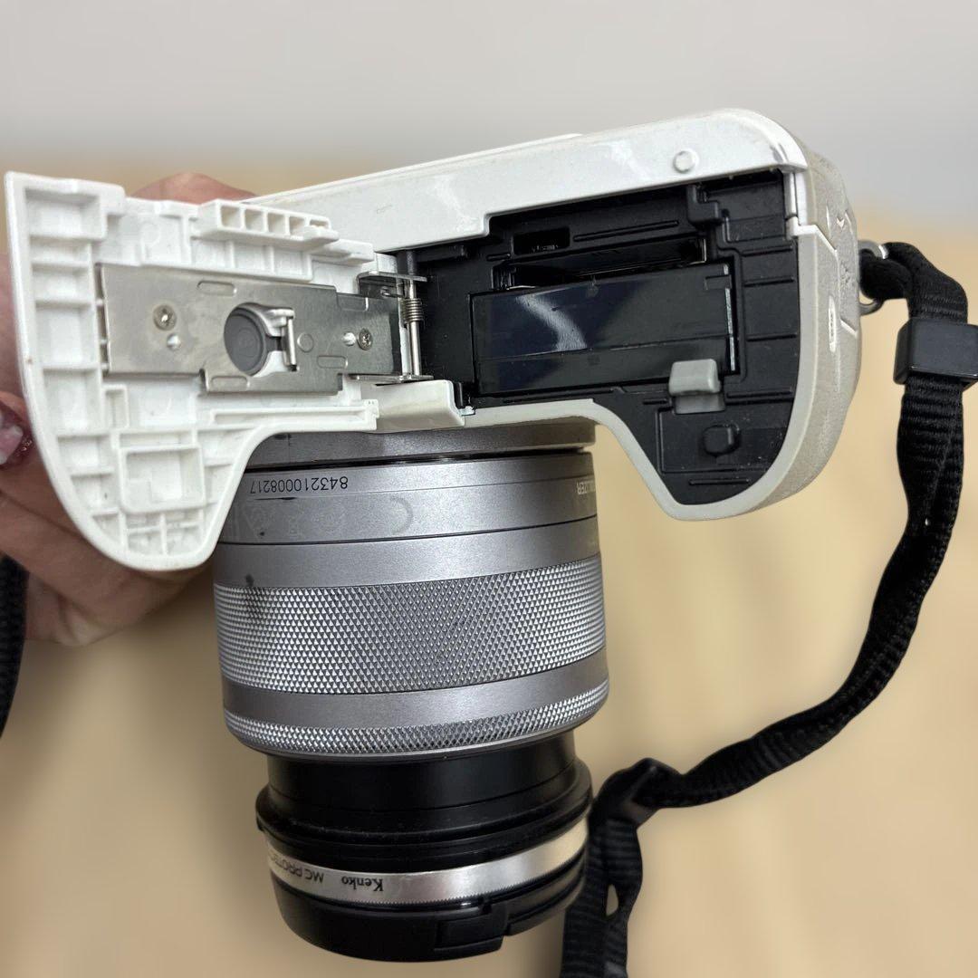 動作未確認　Canon EOS M ホワイト ミラーレスカメラ