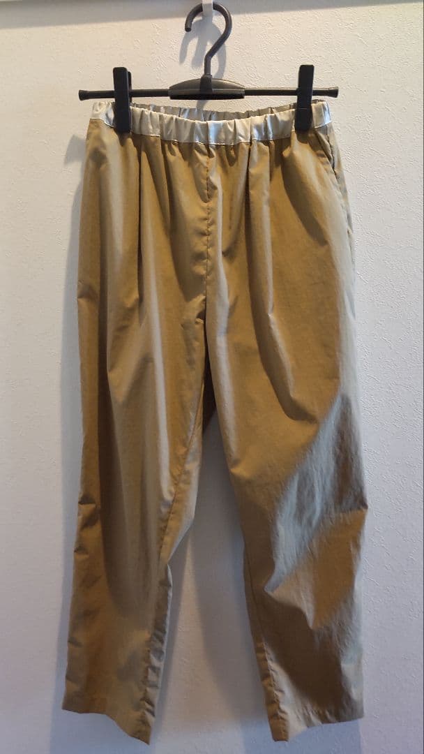 OUR すっきりシルエットのテーパードパンツ