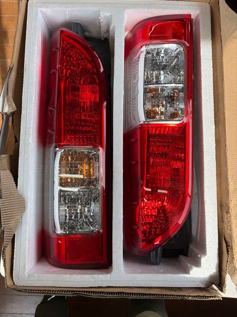 ハイエース 200系 純正テールランプ左右セット