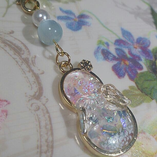 再販可能♪雪降る天使の雪だるま イヤホンジャック ( ストラップ に変更可能)