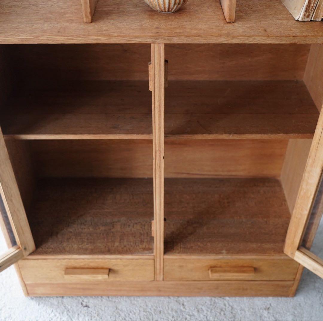 開き戸のキャビネット