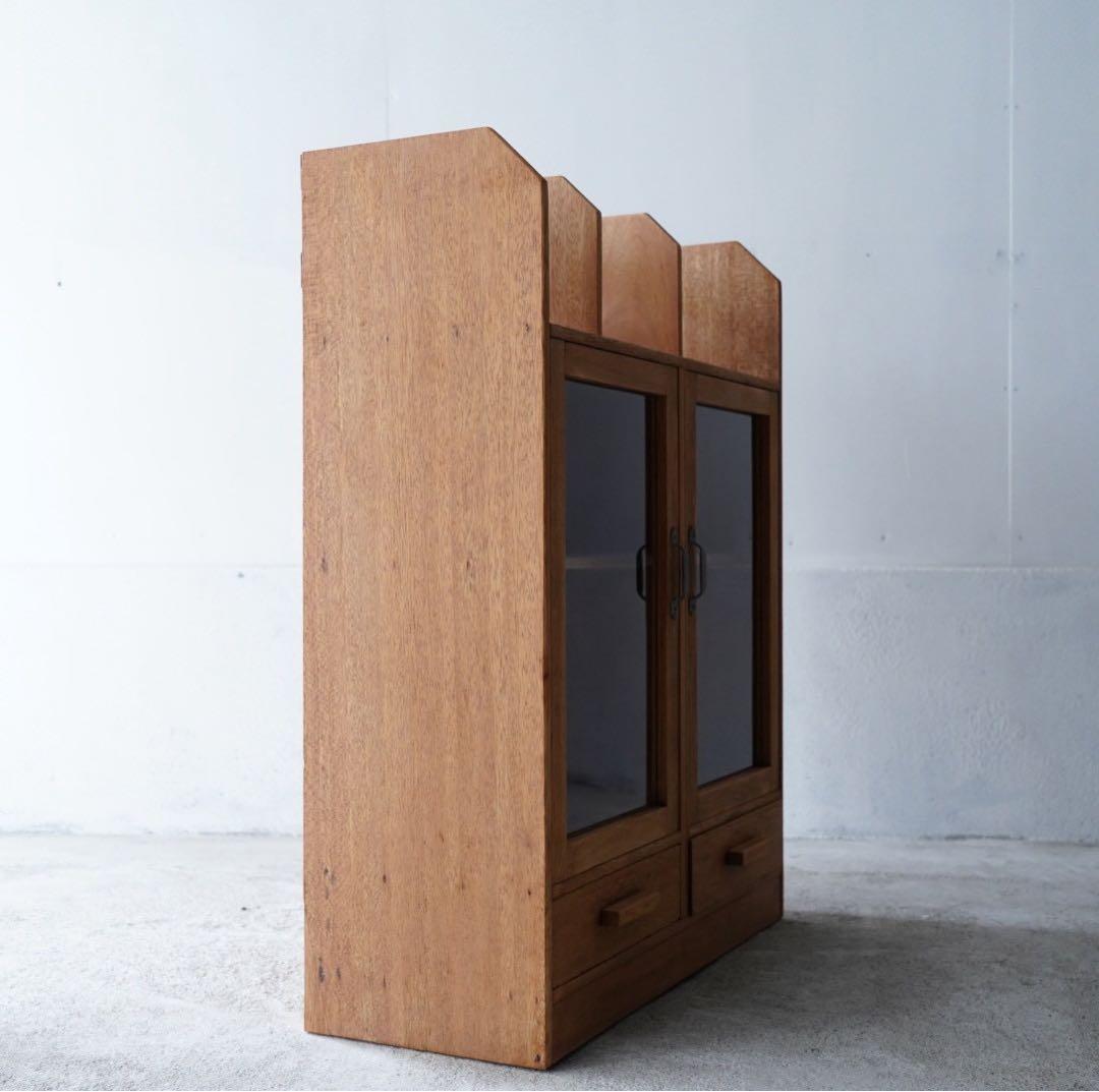 開き戸のキャビネット