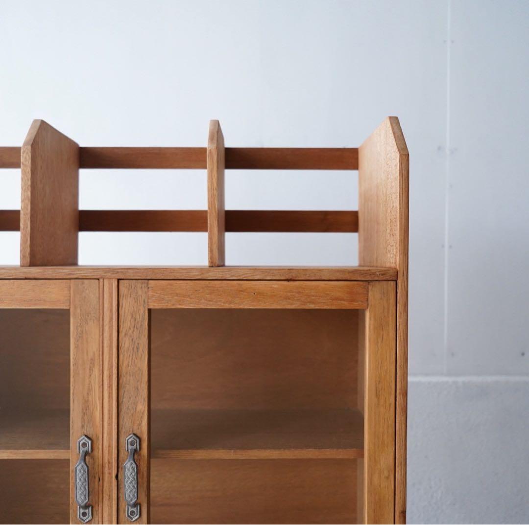 開き戸のキャビネット