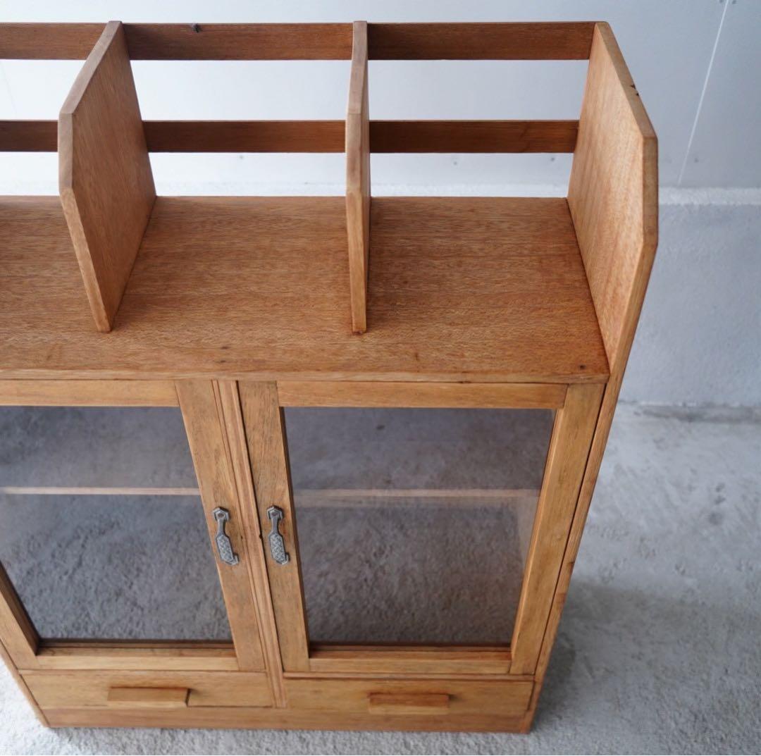 開き戸のキャビネット