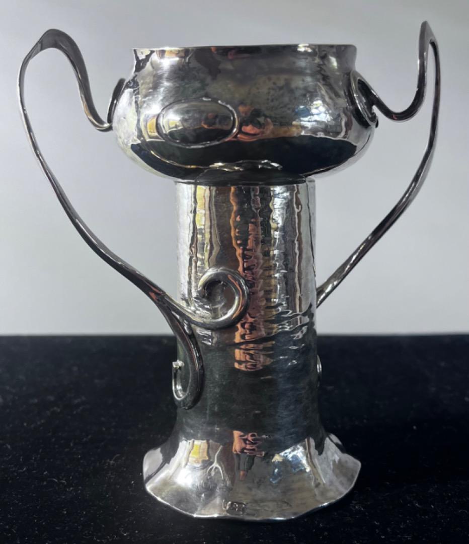 イギリス製、1901年、銀製打出し水差し