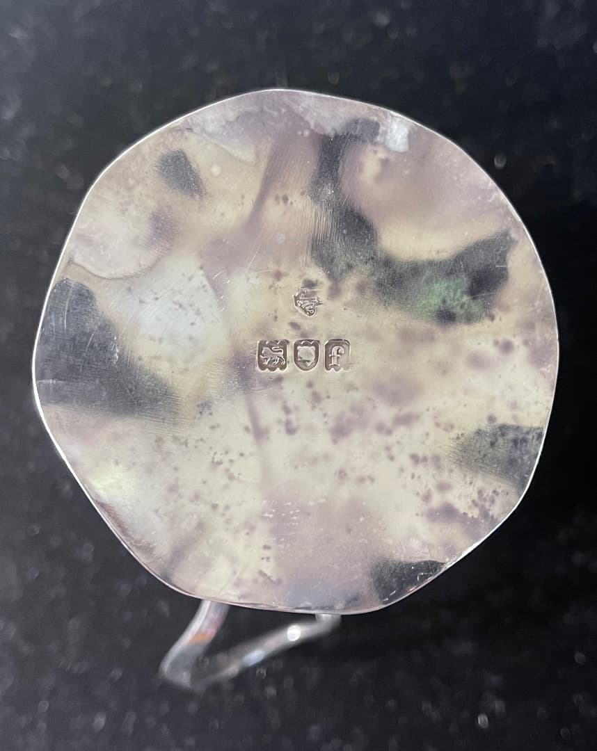 イギリス製、1901年、銀製打出し水差し