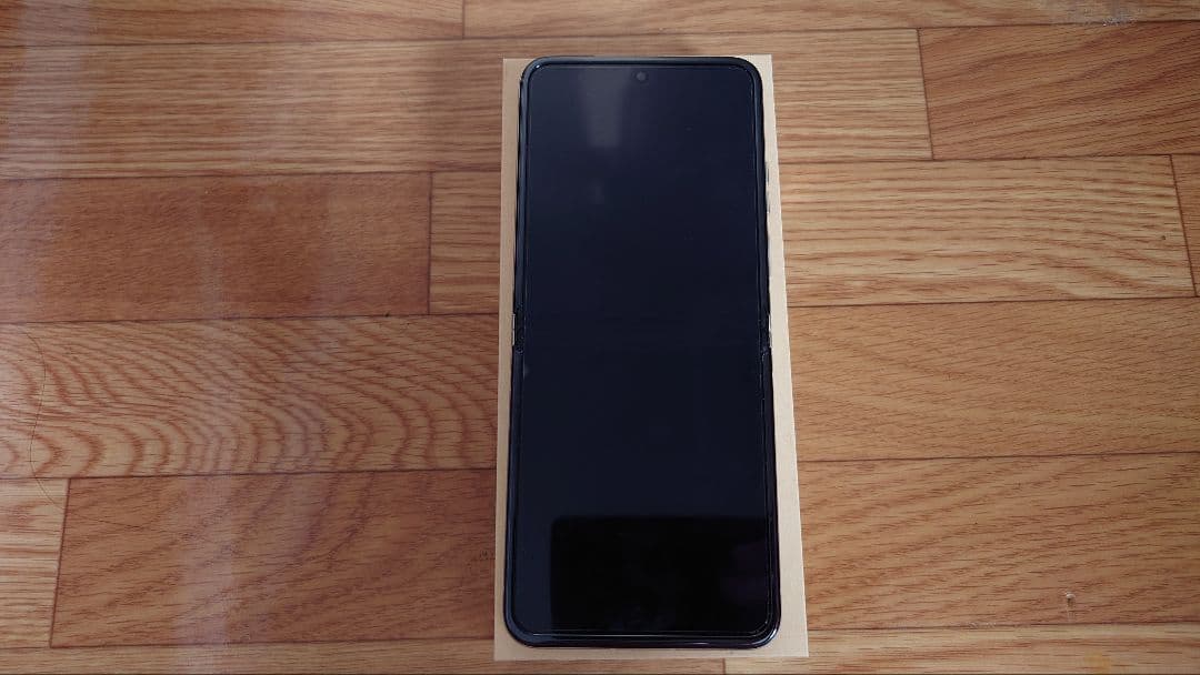 Motorola razr 40 バニラクリーム　SIMフリー