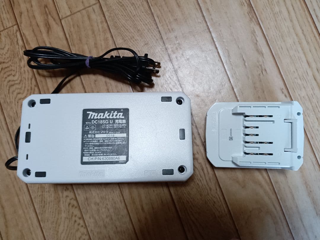 マキタ14.4V充電式クリーナー MCL143D バッテリー、充電器付