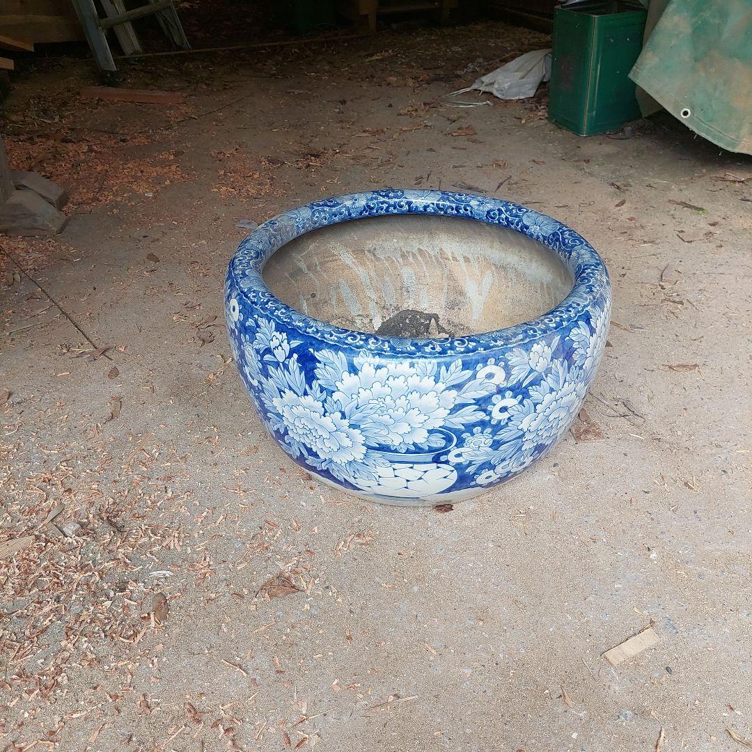 青と白の花柄陶器火鉢