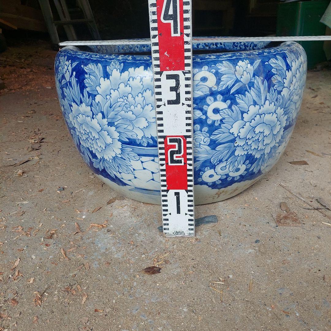 青と白の花柄陶器火鉢