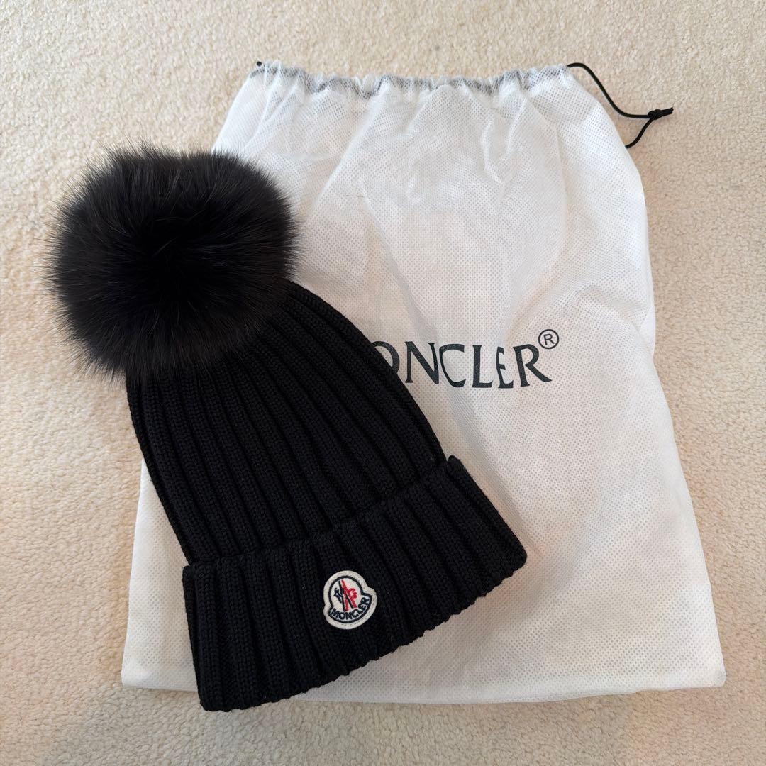 モンクレール　ブラック ニット帽 ポンポン付き
