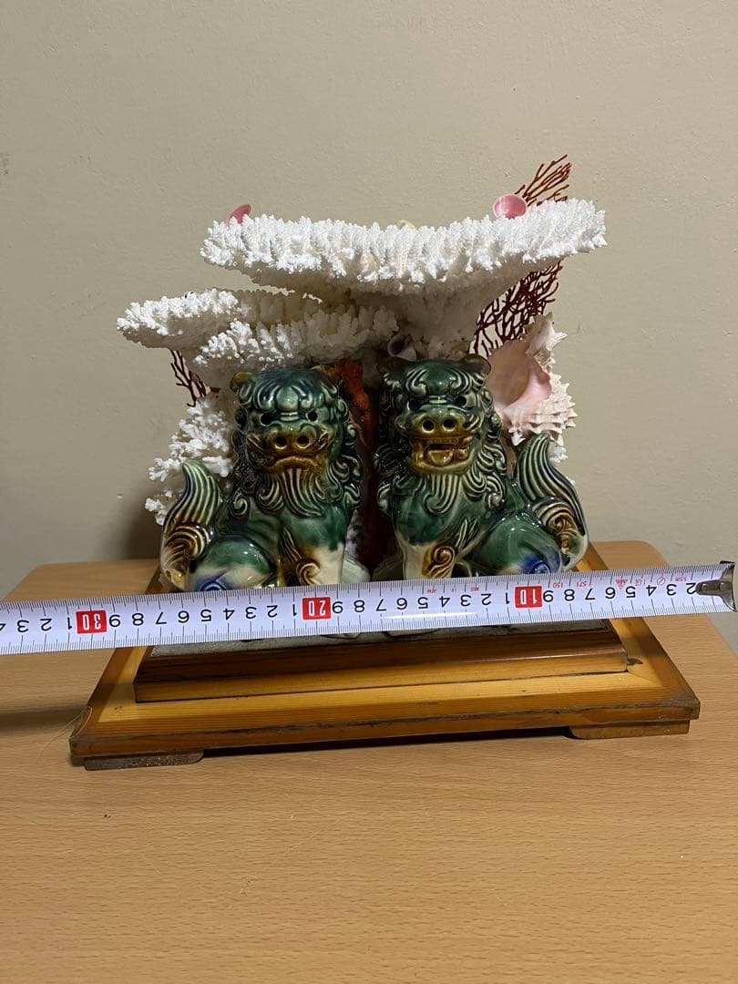 珊瑚 天然 サンゴ　アンティーク　置物　珊瑚礁 陶器製獅子像とサンゴの装飾