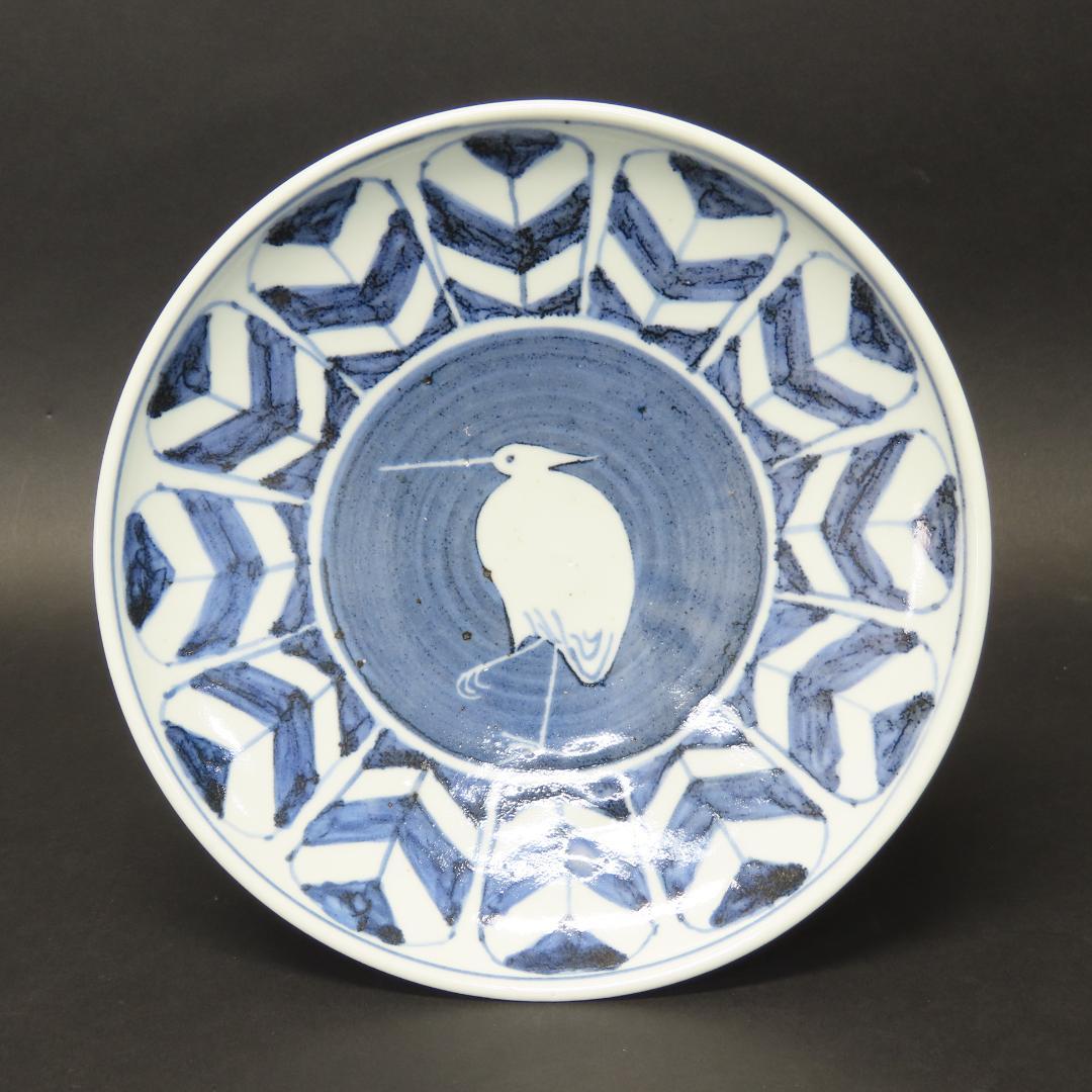 352【初期伊万里写 染付白鷺矢筈文 七寸皿】　検)加藤静允 / 古伊万里